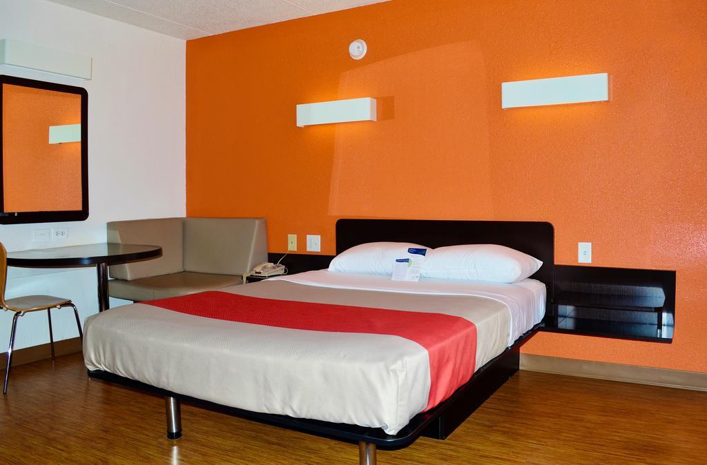 Motel 6 Boston South - Брейнтри Экстерьер фото