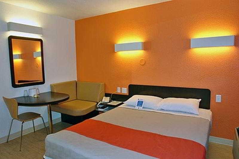 Motel 6 Boston South - Брейнтри Экстерьер фото