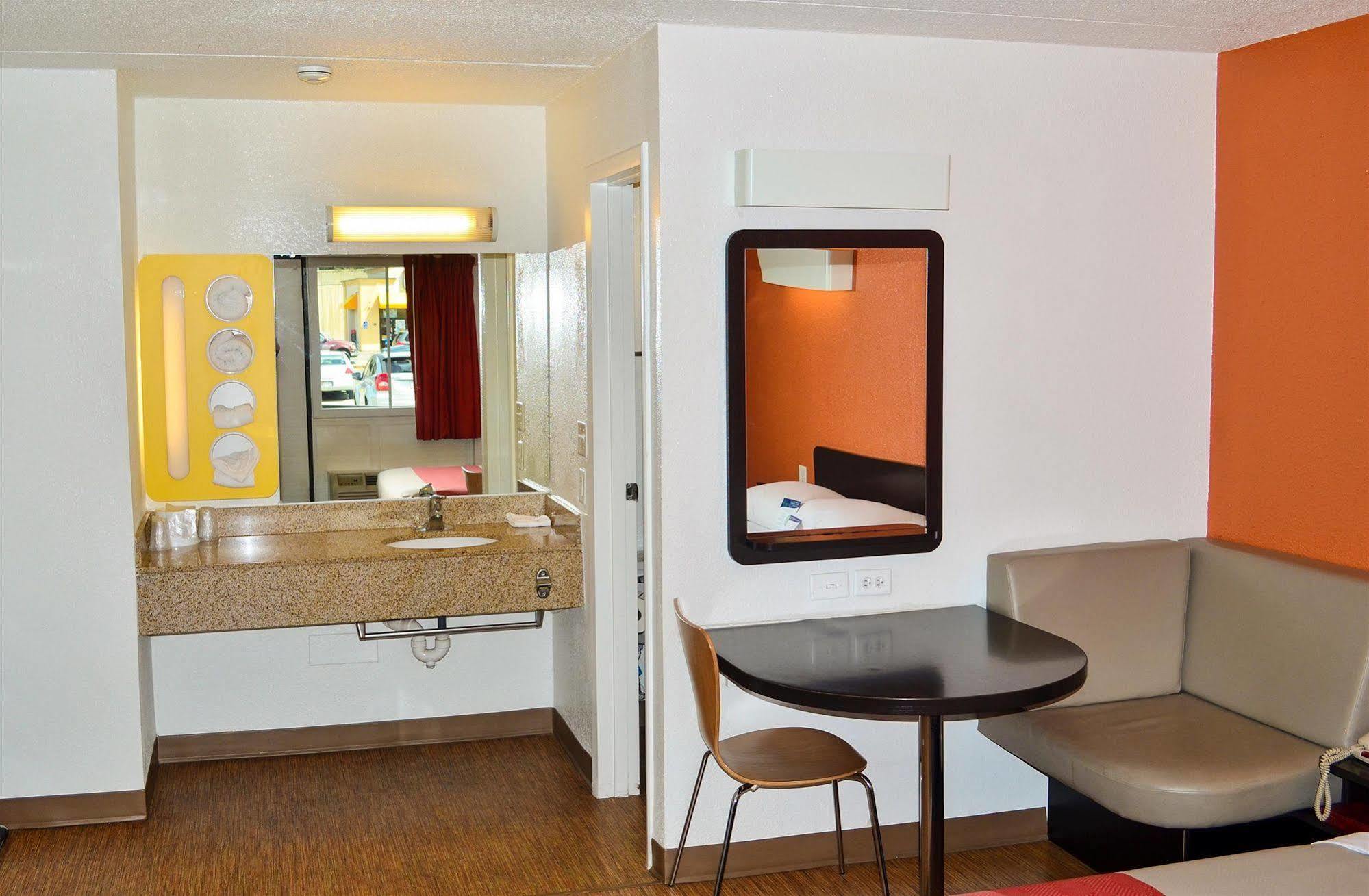 Motel 6 Boston South - Брейнтри Экстерьер фото