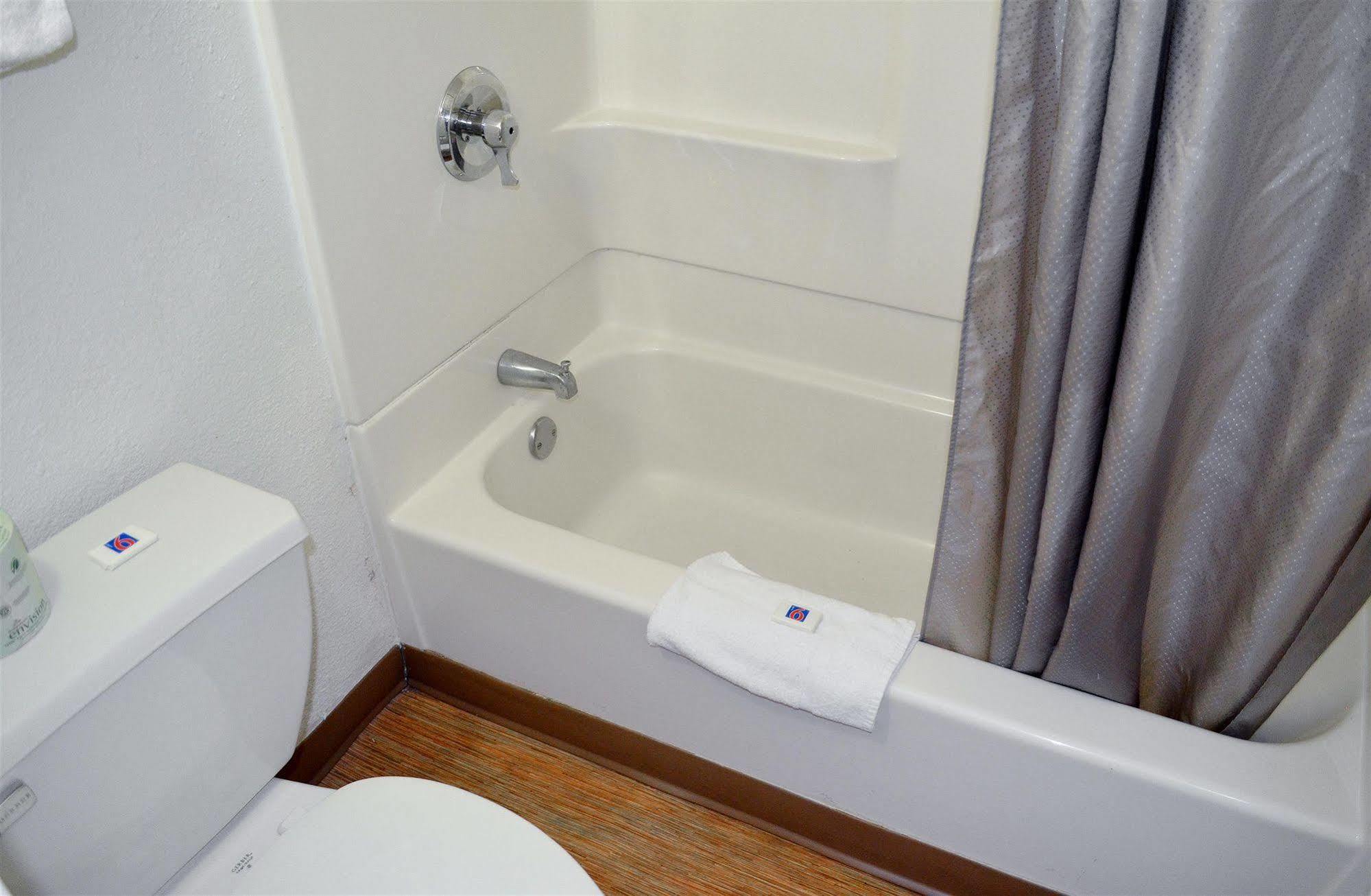 Motel 6 Boston South - Брейнтри Экстерьер фото