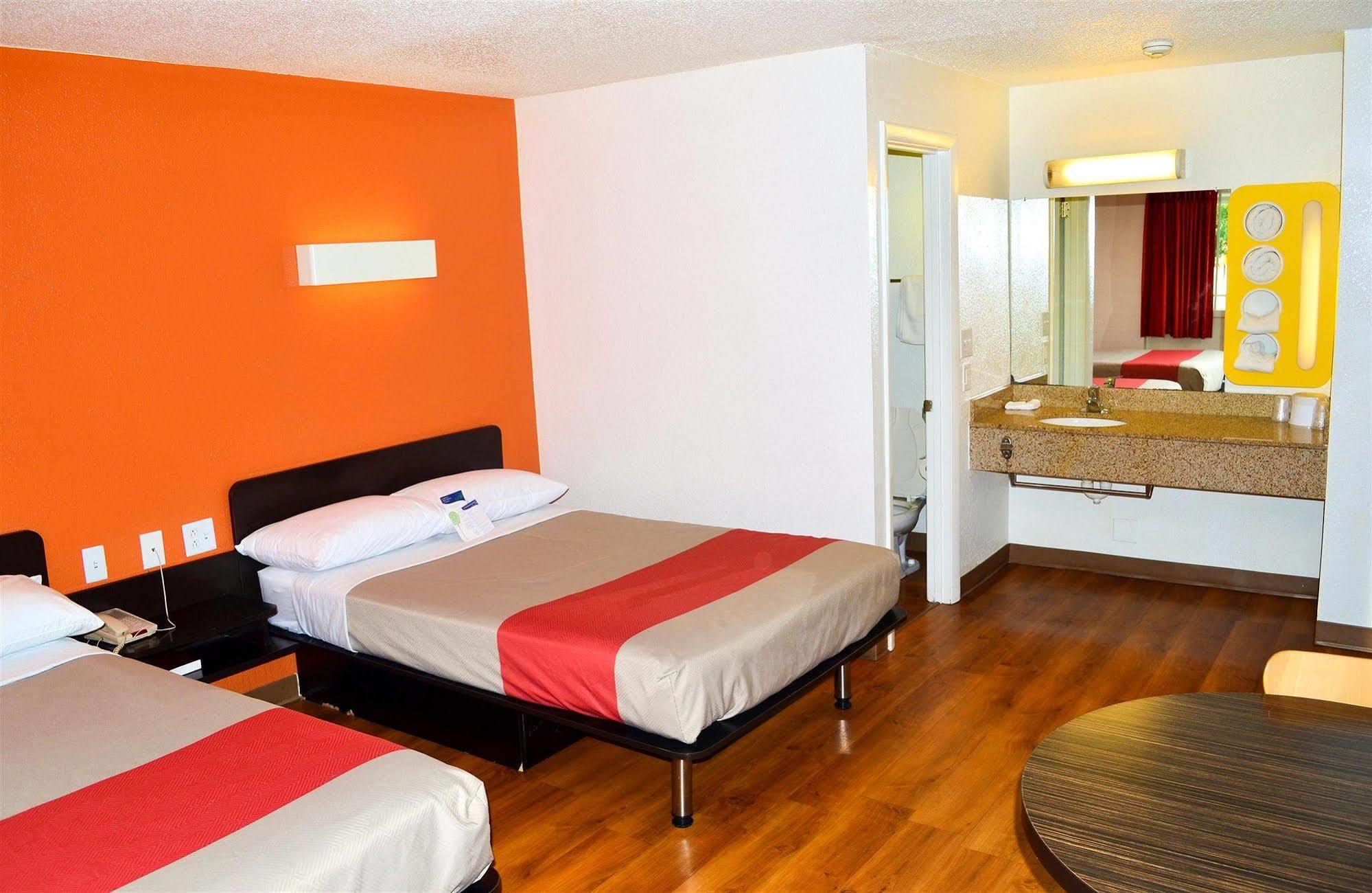 Motel 6 Boston South - Брейнтри Экстерьер фото